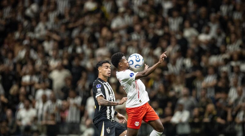 Bragantino empata duelo duas vezes, mas é eliminado da Sul-Americana nos acréscimos