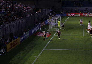 Pênalti perdido e gol no fim marcam derrota do Bragantino para o River