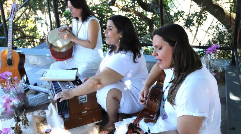 Tridevi leva Rodas de Mantras à Região Bragantina em temporada de três meses