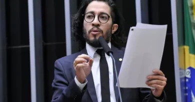 Jean Wyllys participa de Tarde Literária na Casa do Leitor neste sábado