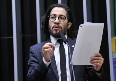 Jean Wyllys participa de Tarde Literária na Casa do Leitor neste sábado