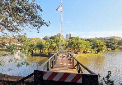 Prefeitura realiza manutenção na passarela de acesso à ilha do Lago do Major