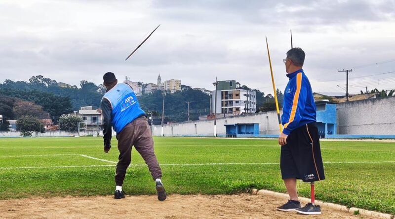 Projeto pedagógico promove vivência com atletas paralímpicos em Atibaia